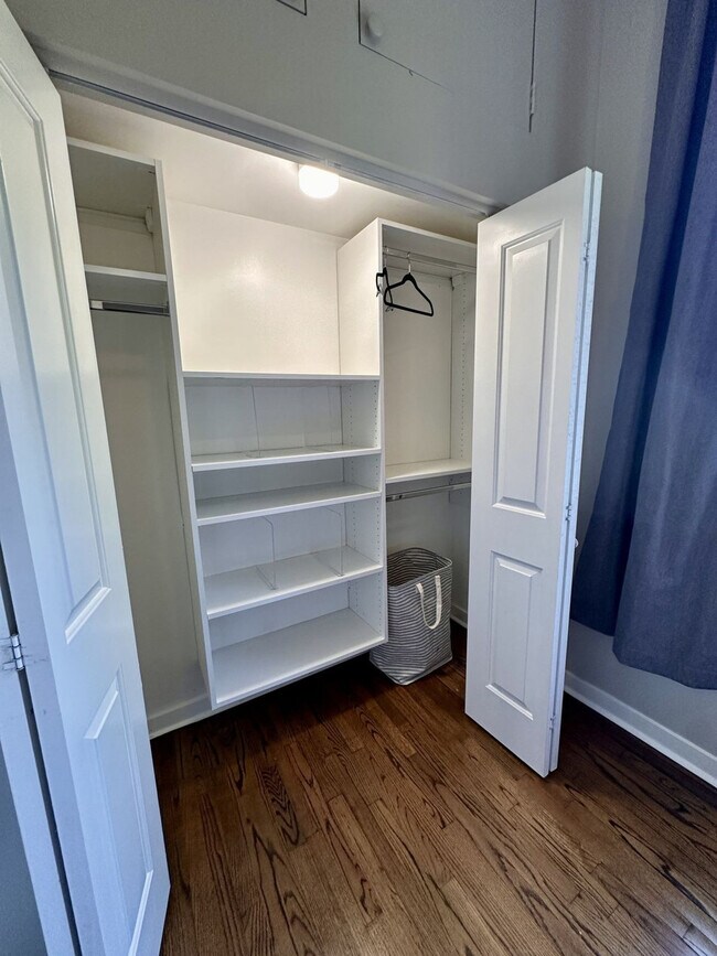 Building Photo - 736 N Throop St