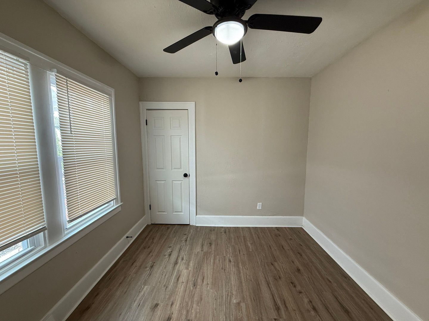Building Photo - This beautifully updated 3-bedroom, 1-bath...
