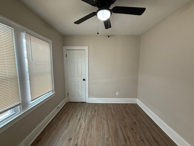 Building Photo - Renovated 3-Bedroom Home – We Welcome Sect...