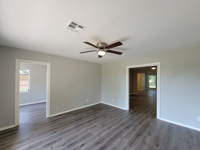 Building Photo - 3919 Hickok Ln