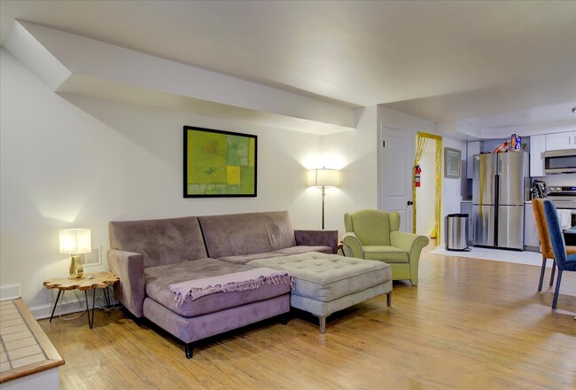 Building Photo - Charming 2 Bedroom 2 Bath Apartment in Was...