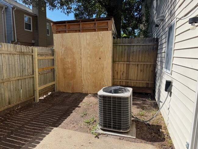 Building Photo - Three Bedroom 1.5 Bath Townhouse in Wester...