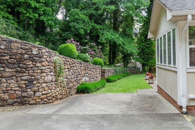 Building Photo - New Listing!