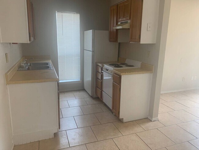 Building Photo - Great 1 bed 1 bath apartments!!