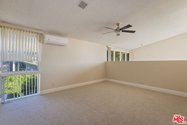 Building Photo - 4173 Del Mar Ave