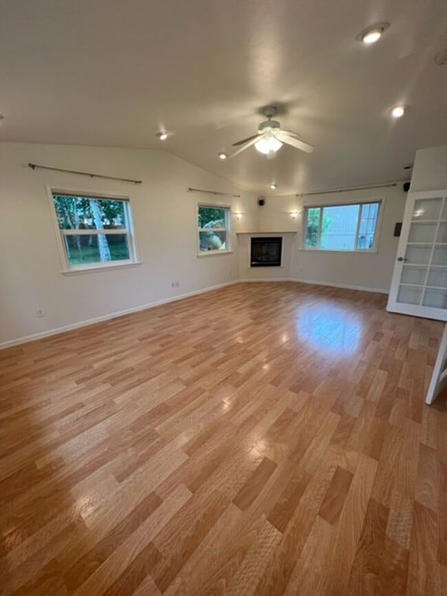 Building Photo - Gorgeous Eagle River Home w/ Open Concept Layout!