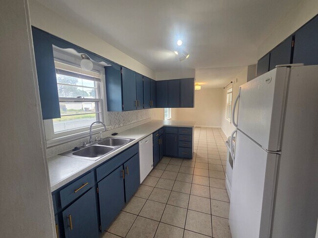 Building Photo - Audubon-Downriver Neighborhood 3+ bedroom, 1 bath corner lot with large, fenced yard