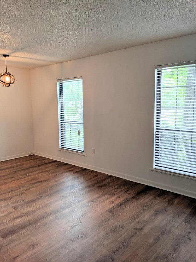 Building Photo - Downstairs Apartment in Black Mountain!