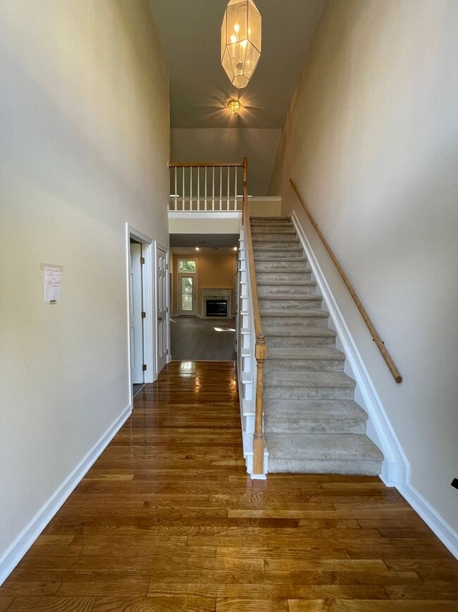 Building Photo - Light & Airy Townhome in Downing Creek, wo...