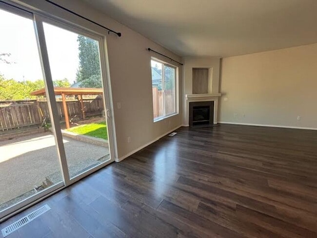 Building Photo - $500 Off first full month!!  3 Bedroom 2.5...