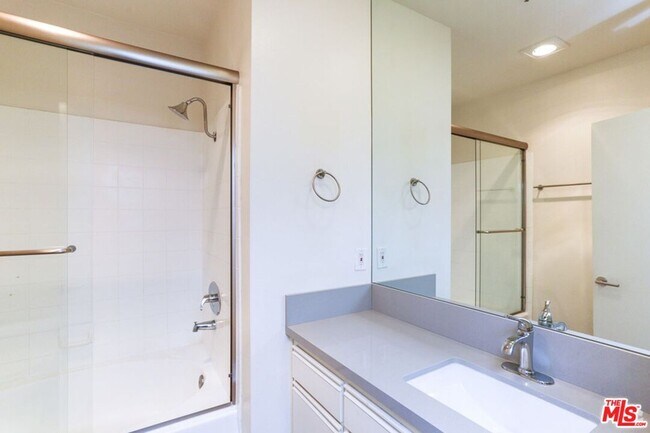 Building Photo - 1031 N Crescent Heights Blvd