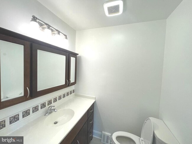 Building Photo - 301 Worthington Dr