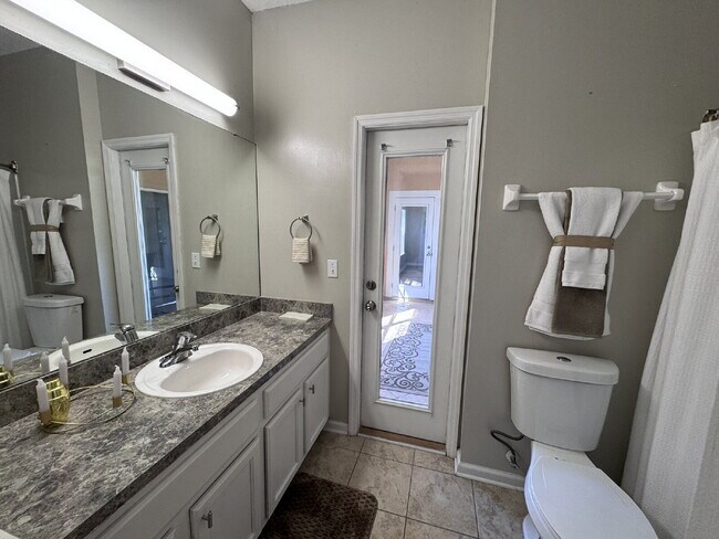 Building Photo - Large Renovated Home in Oakleaf Plantation
