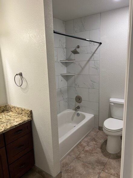 Building Photo - 1014 Elm St