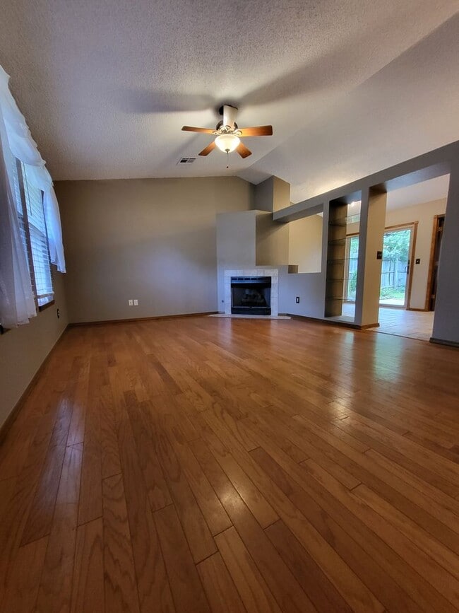 Building Photo - (3) Bed/(2) Bath in Eagle Cliff Addition A...