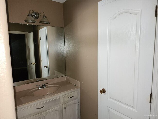 Building Photo - 18 Kerria Ave