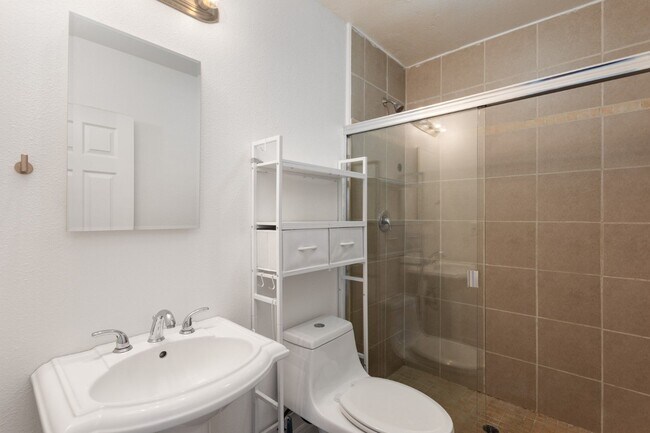 Building Photo - PRE LEASE TODAY!! Remodeled 2 bed, 2 bath unit in Midtown