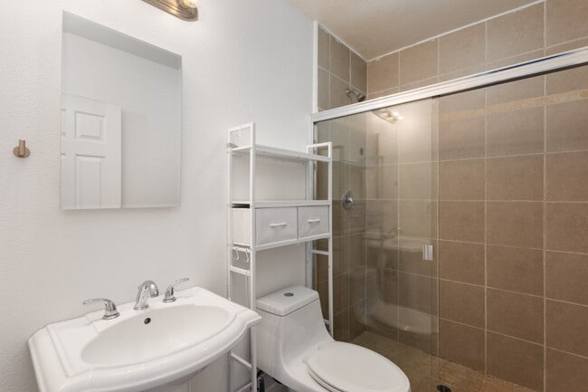 Building Photo - Remodeled 2 bed, 2 bath unit in Midtown