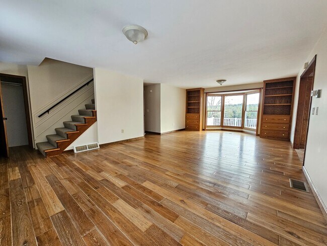 Building Photo - 4 Bedroom, 2.5 Bath House for Rent