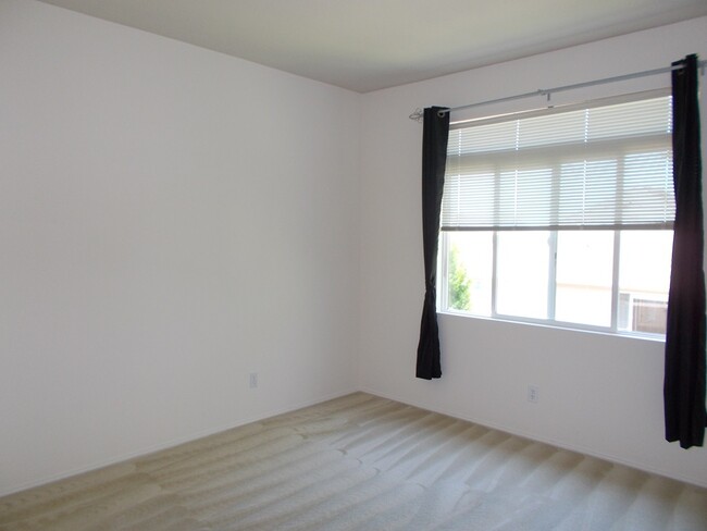 Building Photo - Beautiful Top Floor 2BR 2BA Corner Unit in...