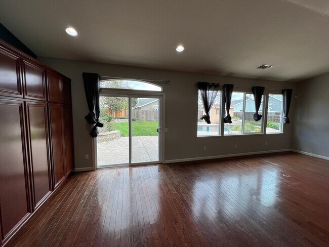 Building Photo - 4 bedrooms, an office and single-story home with a pool!!