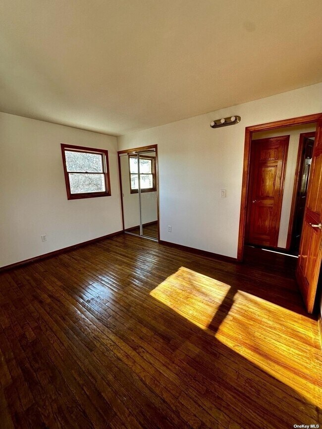 Building Photo - 283 Commack Rd