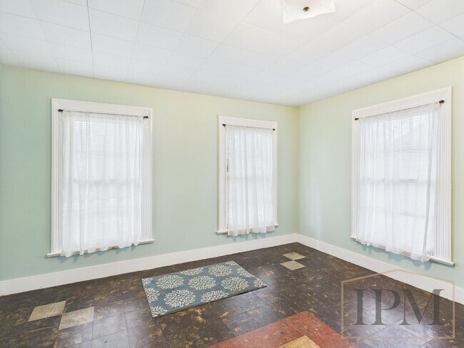 Building Photo - Available Now Beautiful 4 Bedroom Home with Garage, Central Air & Large Yard in York City.