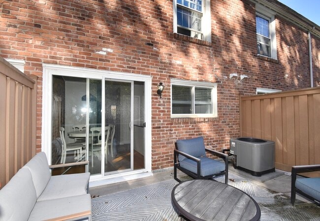 Building Photo - 15 Yorktown Dr