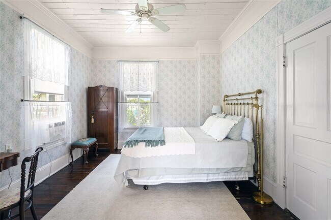 Building Photo - 1112 Broadway Avenue J