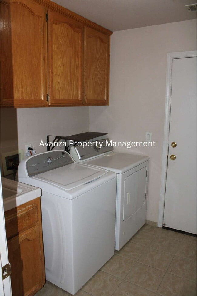 Building Photo - 4 Bedroom/2 Bath Home in Clovis  (Herndon and Armstrong)