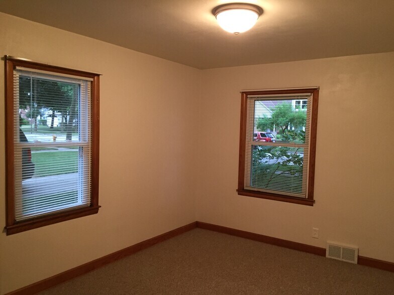 Building Photo - 1008 Sunset Dr