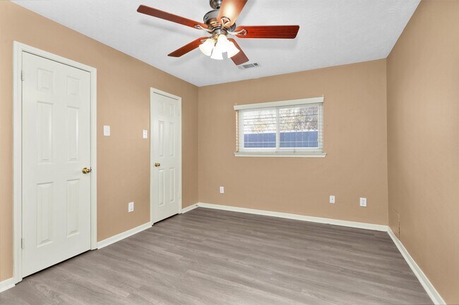 Building Photo - 10822 Oak Acres Dr