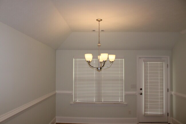 Building Photo - 921 Holbrook Dr