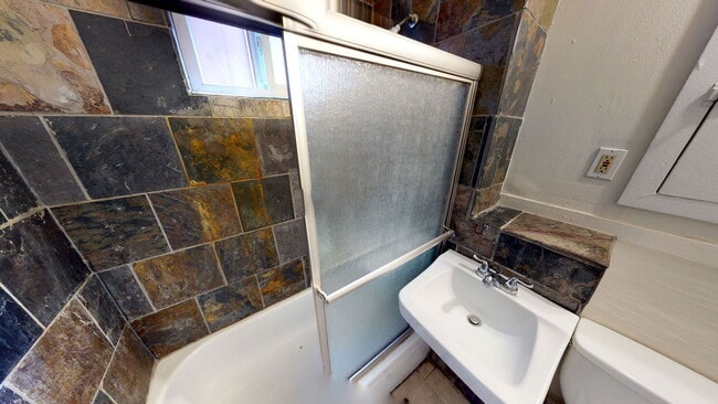 Building Photo - 2431 Vine St