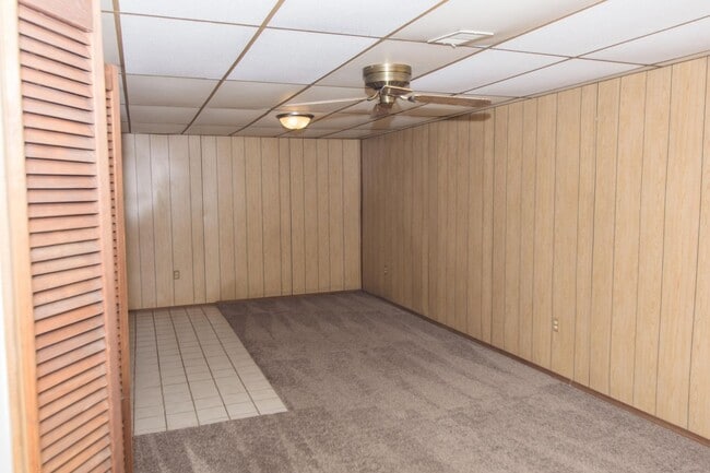 Building Photo - Spacious 2 bedroom / 1 bathroom Duplex for...