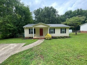 Building Photo - 3 bedroom 2 bath house available