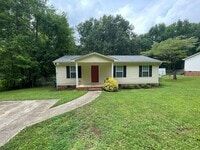 Building Photo - 3 bedroom 2 bath house available