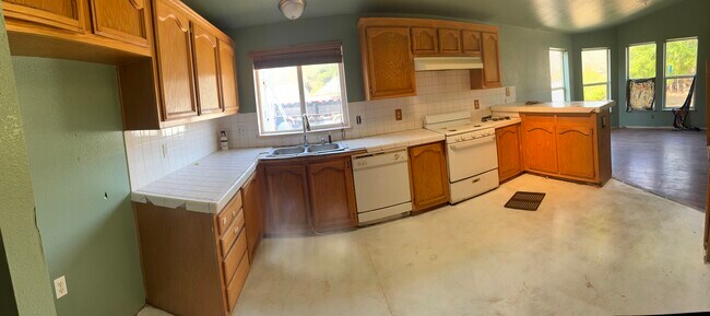 Building Photo - 2960 Peach Way