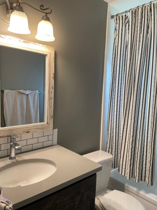 Building Photo - 1011 W 600 S