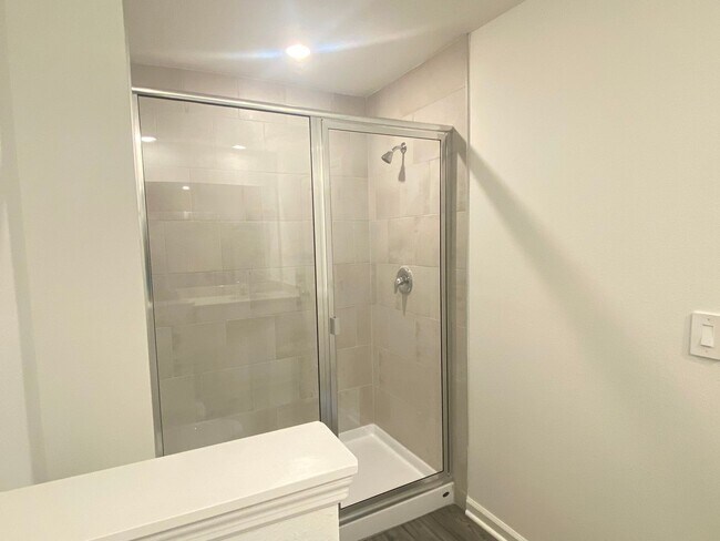 Building Photo - Almost New 3/2/1 Modern Townhome!