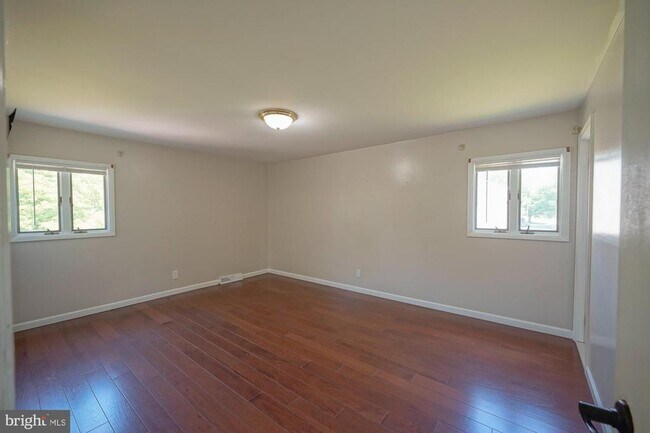 Building Photo - 701 Crestbrook Ave