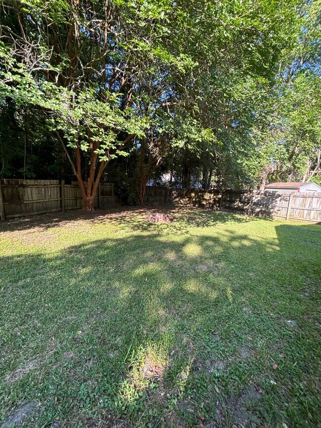 Building Photo - Don’t Miss Out on This Charming 3 Bed, 2 B...
