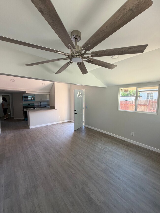 Building Photo - 2420 Ridgeway Dr