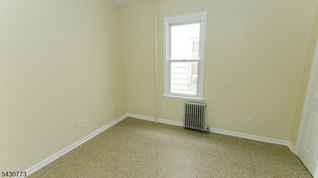 Building Photo - 428 Avon Ave