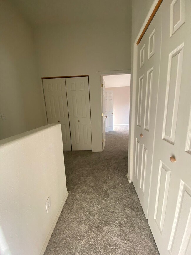 Building Photo - 2 bedroom, 2-1/2 bath condo - close to Mal...