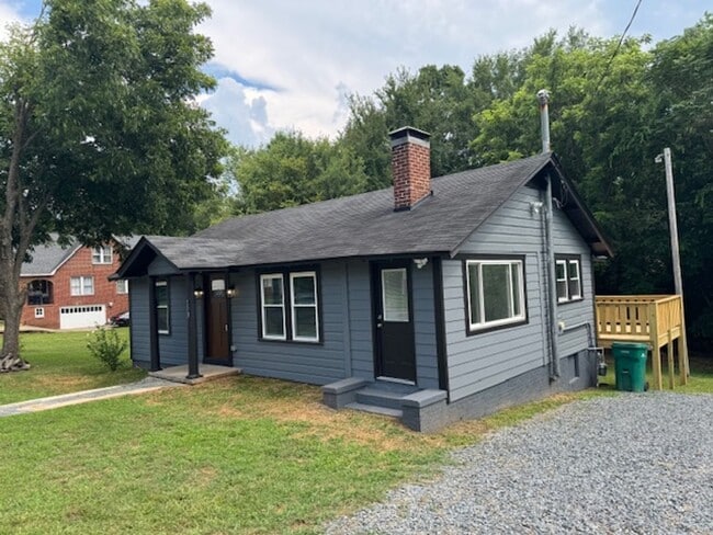 Building Photo - Renovated 3 Bedroom/2 Bath Home