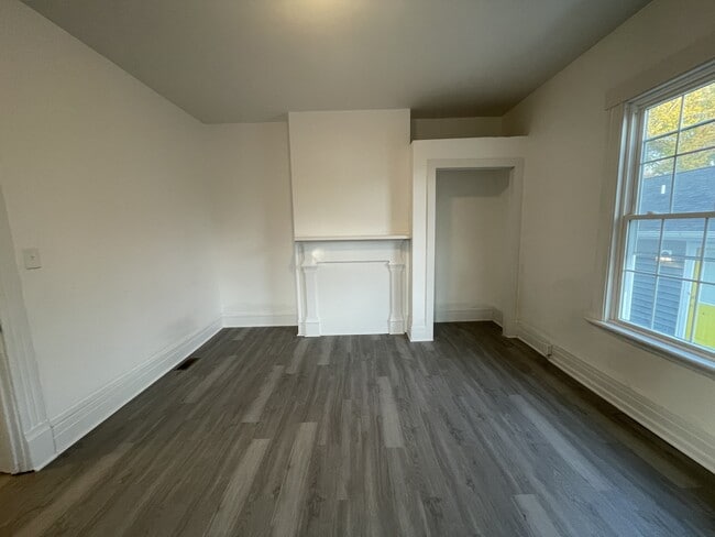 Building Photo - 852 Brook St