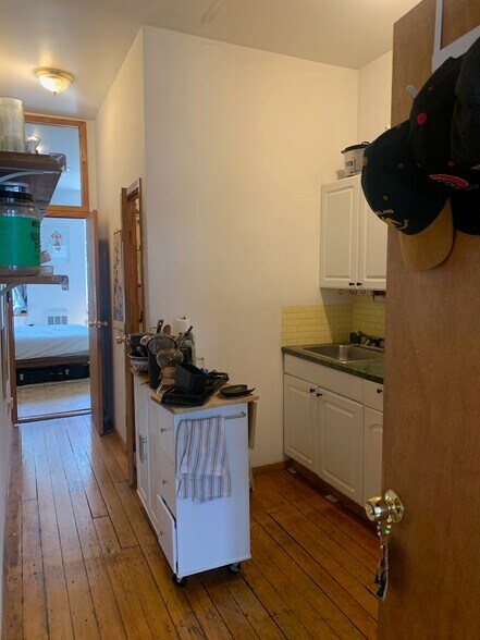 Building Photo - 802 Grand St