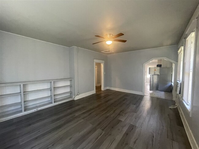 Building Photo - 2 br 1 bath duplex unit for lease | Shreve...