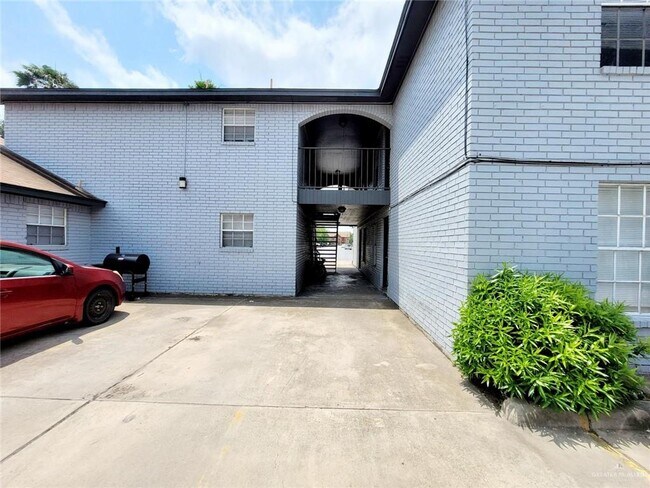 Building Photo - 18 Ulex Ave